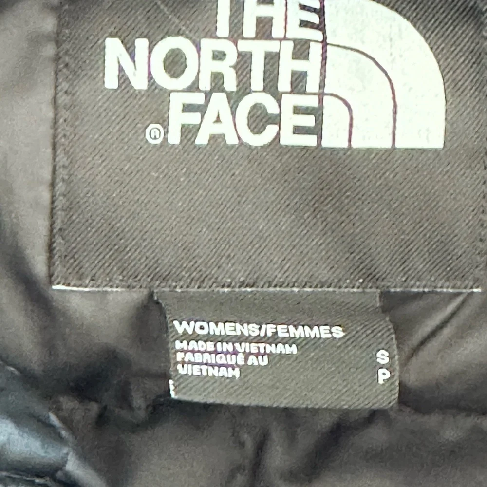 The North Face Women's Black Puffer Jacket - Picture 5 of 9